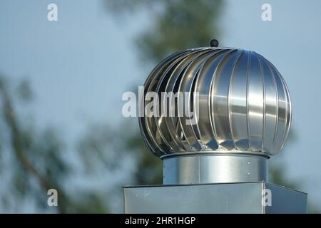 Luftventilator aus Metall auf blauem Himmel Stockfoto