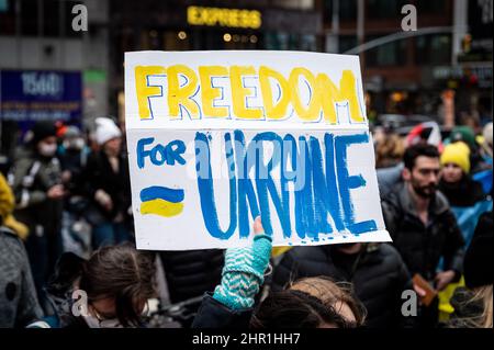 New York, Usa. 24th. Februar 2022. Demonstrator hält ein Schild mit der Aufschrift „Freiheit für die Ukraine“ auf einer Kundgebung „Stop Putin“, die als Reaktion auf den Krieg in der Ukraine organisiert wurde. Kredit: SOPA Images Limited/Alamy Live Nachrichten Stockfoto