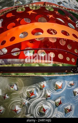 Abstrakter Hintergrund von Metallplatten mit Löchern Stockfoto