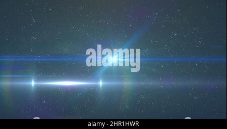 Bild von leuchtendem blauem Licht, das sich über Lichtflecken und Sterne im Hintergrund bewegt Stockfoto