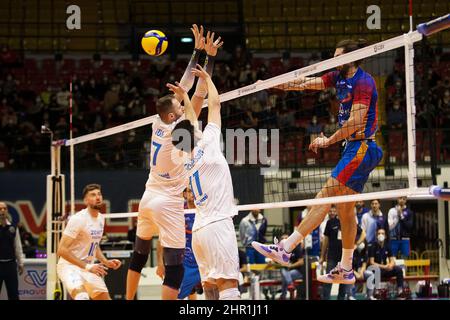 Arena di Monza, Monza, Italien, 24. Februar 2022, Angriff von BERETTA Thomas (Vero Volley Monza) im Halbfinale - Vero Volley Monza gegen Zenit Kazan - Volleyball CEV Cup Männer Stockfoto