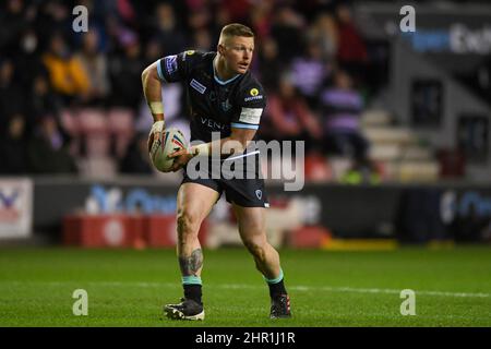 Wigan, Großbritannien. 24th. Februar 2022. Luke Yates #13 von Huddersfield Giants sucht am 2/24/2022 nach einem Pass in Wigan, Vereinigtes Königreich. (Foto von SW Photo via/News Images/Sipa USA) Quelle: SIPA USA/Alamy Live News Stockfoto