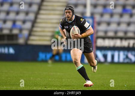 Wigan, Großbritannien. 24th. Februar 2022. Chris Hill #8 von Huddersfield Giants läuft am 2/24/2022 mit dem Ball in Wigan, Großbritannien, nach vorne. (Foto von SW Photo via/News Images/Sipa USA) Quelle: SIPA USA/Alamy Live News Stockfoto