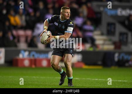 Wigan, Großbritannien. 24th. Februar 2022. Luke Yates #13 von Huddersfield Giants sucht am 2/24/2022 nach einem Pass in Wigan, Vereinigtes Königreich. (Foto von SW Photo via/News Images/Sipa USA) Quelle: SIPA USA/Alamy Live News Stockfoto