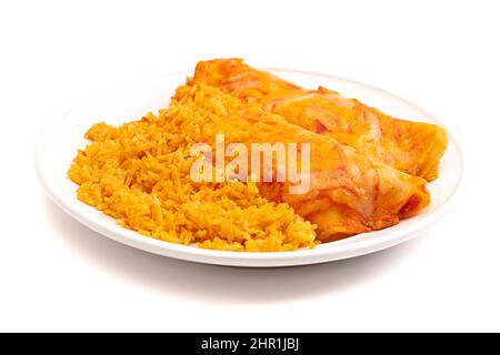 Ein Paar Enchiladas mit roter Sauce und würztem Reis Stockfoto