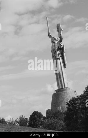 Kiew-Ukraine, 25. Februar 2021: Statue des Mutterlanddenkmals mit Schwert und Schild im Kiewer Naroditsky Park, Ukraine Stockfoto