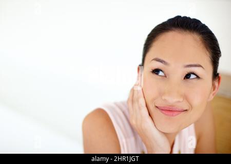 Was kann ich heute tun? Aufnahme einer schönen jungen Frau, die einen nachdenklichen Moment für sich selbst genießt. Stockfoto