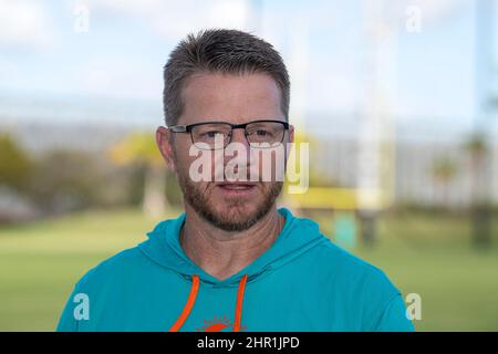 Miami Gardens, Usa. 23rd. Februar 2022. Darrell Bevel, Trainer der Miami Dolphins, spricht mit den Medien, Mittwoch, 23. Februar 2022. (Foto von Michael Laughlin/South Florida Sun Sentinel/TNS/Sipa USA) Quelle: SIPA USA/Alamy Live News Stockfoto