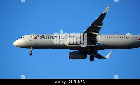 American Airlines Airbus A321 bereitet sich auf die Landung am Chicago O'Hare International Airport vor Stockfoto