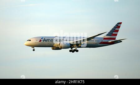 American Airlines Boeing 787 Dreamliner bereitet sich auf die Landung am Chicago O'Hare International Airport vor. Stockfoto