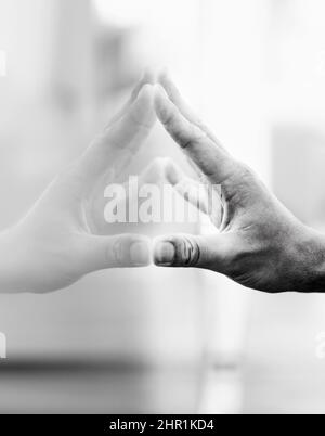 Druck gegen mich. Eine Hand und itamp039s Reflexionen gegen Glas gepresst. Stockfoto