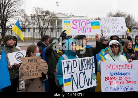 Demonstranten demonstrieren am Donnerstag, den 24. Februar 2022, im Weißen Haus in Washington, DC, zur Unterstützung der Ukraine.Quelle: Chris Kleponis/CNP /MediaPunch Stockfoto