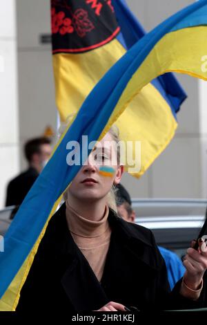 Madrid, Spanien. 24th. Februar 2022. Madrid, Spanien, 24.02.2022.- Javier Bardem, Oscar-Kandidat, unterstützt ukrainische Demonstranten. Mehr als hundert Ukrainer demonstrieren vor der russischen Botschaft im Königreich Spanien nach dem Angriff der russischen Armee auf die Ukraine. Quelle: Juan Carlos Rojas/dpa/Alamy Live News Stockfoto