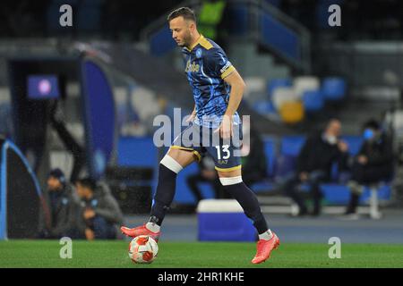 Napoli, Italien. 24.. Februar 2022. Amir Rrahmani Spieler von Neapel, während des Spiels der UEFA Europa League zwischen Napoli und Barcellona, Endergebnis Napoli 2, Barcellona 4. Das Spiel wird im Diego Armando Maradona Stadion gespielt. Napoli, Italien, 24. Februar 2022. Quelle: Vincenzo Izzo/Alamy Live News Stockfoto