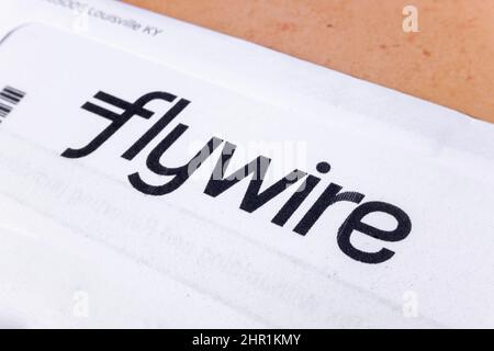 Valencia, spanien - 22. Februar 2022: Ein Postbrief mit dem gedruckten Logo von Flywire, einem internationalen Geldtransfer- und Zahlungsunternehmen. Stockfoto