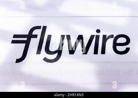 Valencia, spanien - 22. Februar 2022: Ein Postbrief mit dem gedruckten Logo von Flywire, einem internationalen Geldtransfer- und Zahlungsunternehmen. Stockfoto