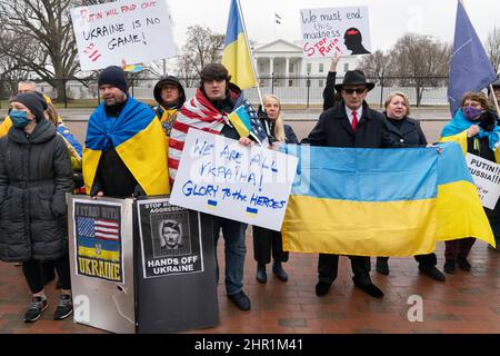 Washington, Vereinigte Staaten Von Amerika. 24th. Februar 2022. Demonstranten demonstrieren am Donnerstag, dem 24. Februar 2022, im Weißen Haus in Washington, DC, zur Unterstützung der Ukraine.Quelle: Chris Kleponis/CNP/Sipa USA Quelle: SIPA USA/Alamy Live News Stockfoto