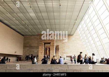 Der Tempel von Dendur im Metropolitan Museum of Art in New York City, USA. Dieser ägyptische Tempel stammt aus dem Jahr 15 v. Chr. und wurde von den Römern erbaut. Stockfoto