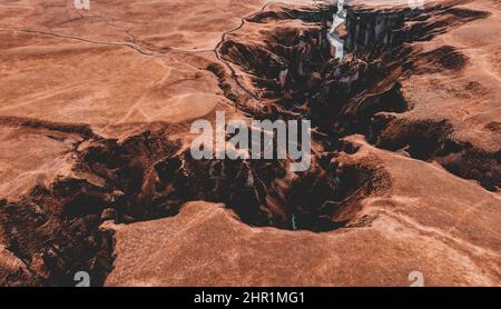Lufttrohnenansicht des massiven Fjadrargljufur Canyon in Island Stockfoto
