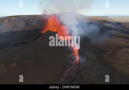 Weite Luftdrohnenansicht des Reynisfjara Black Sand Beach in Island Stockfoto