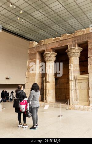 Der Tempel von Dendur im Metropolitan Museum of Art in New York City, USA. Dieser ägyptische Tempel stammt aus dem Jahr 15 v. Chr. und wurde von den Römern erbaut. Stockfoto