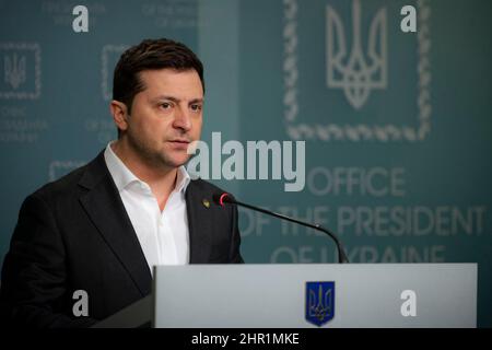 Kiew, Ukraine. 24th. Februar 2022. Der ukrainische Präsident WOLODYMYR ZELENSKI hält eine Unterweisung im Büro des Staatschefs. Zelensky kündigte an, dass er das Kriegsrecht einführte und forderte die Menschen auf, ruhig zu bleiben. (Bild: © Büro des ukrainischen Präsidenten/ZUMA Press Wire Service) Stockfoto