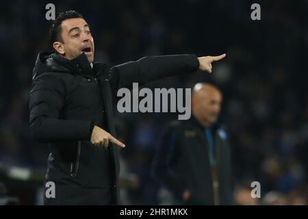 Barcellonas ESP-Trainer Xavi gesticuliert während des Fußballspiels der UEFA Europa League zwischen SSC Napoli und Barcellona am 24. Februar 2022 im Diego Armando Maradona Stadium in Neapel, Süditalien. Stockfoto