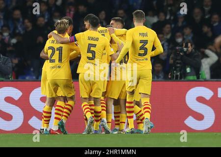 Barcellonas spanischer Verteidiger Jordi Alba feiert am 24. Februar 2022 ein Tor während des Fußballspiels der UEFA Europa League zwischen SSC Napoli und Barcellona im Diego Armando Maradona Stadium in Neapel, Süditalien. Stockfoto