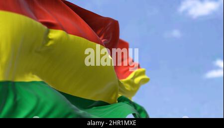 Detail der Nationalflagge Boliviens, die an einem klaren Tag im Wind winkt. Bolivien ist ein Binnenland im Westen-Mittel-Südamerika. Pa Stockfoto