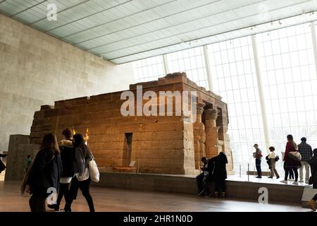 Der Tempel von Dendur im Metropolitan Museum of Art in New York City, USA. Dieser ägyptische Tempel stammt aus dem Jahr 15 v. Chr. und wurde von den Römern erbaut. Stockfoto