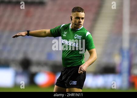 Wigan, Großbritannien. 24th. Februar 2022. Schiedsrichter Tom Grant gibt Anweisungen während des Spiels in Wigan, Vereinigtes Königreich am 2/24/2022. (Foto von SW Photo via/News Images/Sipa USA) Quelle: SIPA USA/Alamy Live News Stockfoto