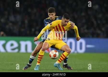 Der italienische Verteidiger des SSC Napoli, Giovanni Di Lorenzo, fordert den Ball mit Barcellonas spanischem Stürmer Ferran Torres während des Fußballspiels der UEFA Europa League zwischen SSC Napoli und Barcellona am 24. Februar 2022 im Diego Armando Maradona Stadium in Neapel, Süditalien, heraus. Stockfoto