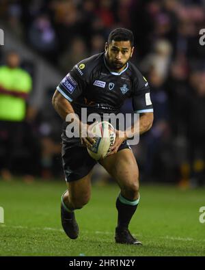 Wigan, Großbritannien. 24th. Februar 2022. Sebastine Ikahihifo #18 von Huddersfield Giants läuft mit dem Ball in Wigan, Großbritannien am 2/24/2022. (Foto von SW Photo via/News Images/Sipa USA) Quelle: SIPA USA/Alamy Live News Stockfoto