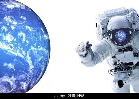 Single Space Astronaut mit blauem bewohnbaren Planeten Reflexion auf seinem Glas des Helms isoliert auf weißem Hintergrund in der Nähe des blauen Planeten. 3D erkrankt Stockfoto