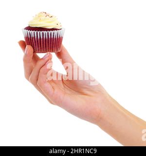 Frostige Güte. Nahaufnahme einer Frau, die einen Cupcake auf Weiß hält. Stockfoto