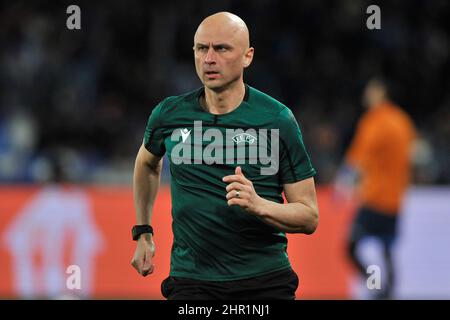 Napoli, Italien. 24th. Februar 2022. Sergei Karasev Schiedsrichter, während des Spiels der UEFA Europa League zwischen Napoli und Barcellona, Endergebnis Napoli 2, Barcellona 4. Das Spiel wird im Diego Armando Maradona Stadion gespielt. Napoli, Italien, 24. Februar 2022. (Foto von Vincenzo Izzo/Sipa USA) Quelle: SIPA USA/Alamy Live News Stockfoto