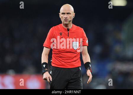 Napoli, Italien. 24th. Februar 2022. Sergei Karasev Schiedsrichter, während des Spiels der UEFA Europa League zwischen Napoli und Barcellona, Endergebnis Napoli 2, Barcellona 4. Das Spiel wird im Diego Armando Maradona Stadion gespielt. Napoli, Italien, 24. Februar 2022. (Foto von Vincenzo Izzo/Sipa USA) Quelle: SIPA USA/Alamy Live News Stockfoto