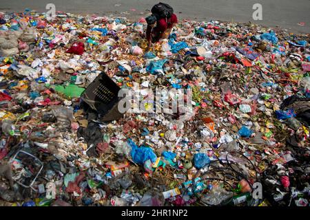 Kathmandu. 23rd. Februar 2022. Müll wird am 23. Februar 2022 in einer Straße in Kathmandu, Nepal, übersät gesehen. Quelle: Sulav Shrestha/Xinhua/Alamy Live News Stockfoto