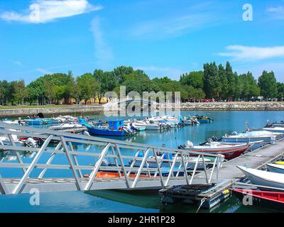 Bunte Boote im Norden Portugals. Geparkte Boote. Stockfoto