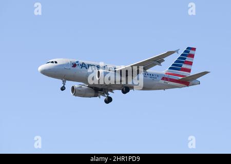 SeaTac, WA, USA - 23. Februar 2022; American Airlines Airbus A319 mit heruntergekommenen Rädern für die Landung isoliert vor einem klaren blauen Himmel Stockfoto