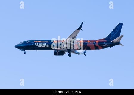 SeaTac, WA, USA - 23. Februar 2022; Alaska Airlines 737 900 in besonderer Lackierung für Diversity und UNCF. Flug von Las Vegas zur Abrechnung. Stockfoto