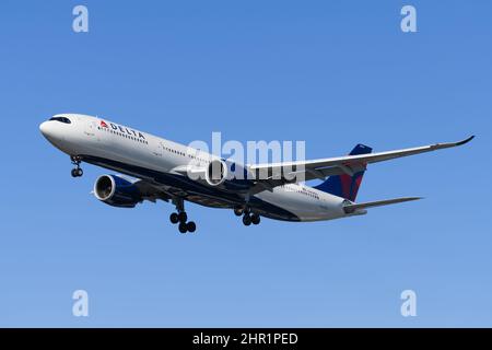 SeaTac, WA, USA - 23. Februar 2022; Delta Airlines Airbus A330 bei endgültiger Annäherung isoliert vor blauem Himmel. Flug von Amsterdam nach Seattle. Stockfoto