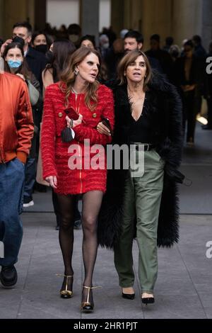 Mailand, Italien. 24.. Februar 2022. Anna dello Russo und Karin Roitfeld sind nach der Emporio Armani Fashion Show während der Milan Fashion Week Herbst/Winter 2022/2023 am 24. Februar 2022 in Mailand, Italien, zu sehen. Foto: Cinzia Camela. Kredit: Unabhängige Fotoagentur/Alamy Live Nachrichten Stockfoto