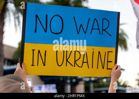 Hallandale, Florida, USA. Februar 24th 2022. Miami: Ukraine-Kriegsprotest. Protest gegen russische Invasion in der Ukraine. Einige Ukrainer in Miami, Sunny Isles Beach, Boca Raton und South Beach protestieren gegen die Invasion der russischen Armee in die Ukraine. Ukraine Krieg Protestschilder und Beiträge. Kredit: Yaroslav Sabitov/YES Market Media/Alamy Live Nachrichten Stockfoto