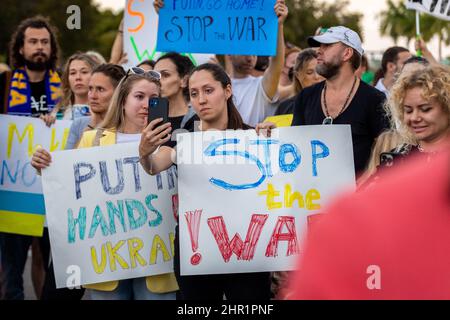 Hallandale, Florida, USA. Februar 24th 2022. Miami: Ukraine-Kriegsprotest. Protest gegen russische Invasion in der Ukraine. Einige Ukrainer in Miami, Sunny Isles Beach, Boca Raton und South Beach protestieren gegen die Invasion der russischen Armee in die Ukraine. Ukraine Krieg Protestschilder und Beiträge. Kredit: Yaroslav Sabitov/YES Market Media/Alamy Live Nachrichten Stockfoto