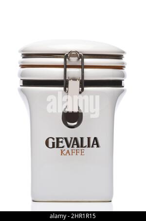 IRVINE, KALIFORNIEN - 21. FEB 2022: Gevalia Kaffe Kanister zur Lagerung des skandinavischen Kaffees. Stockfoto