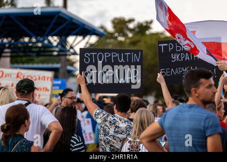 Hallandale, Florida, USA. Februar 24th 2022. Miami: Ukraine-Kriegsprotest. Protest gegen russische Invasion in der Ukraine. Einige Ukrainer in Miami, Sunny Isles Beach, Boca Raton und South Beach protestieren gegen die Invasion der russischen Armee in die Ukraine. Ukraine Krieg Protestschilder und Beiträge. Kredit: Yaroslav Sabitov/YES Market Media/Alamy Live Nachrichten Stockfoto