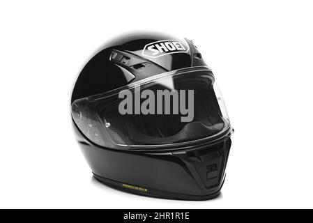 IRVINE, KALIFORNIEN - 21. FEB 2022: Ein schwarzer Shoei Motorradhelm mit leichtem Schatten isoliert auf Weiß. Stockfoto