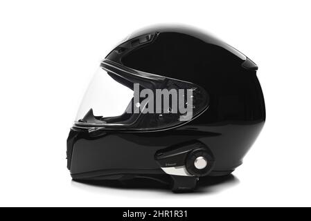 IRVINE, KALIFORNIEN - 21. FEB 2022: Seitenansicht eines schwarzen Shoei Motorradhelms mit Sena Bluetooth-Gerät. Stockfoto