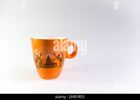 Ein Bild einer orangen Tasse von Nescafe Sonnenaufgang auf weißem Hintergrund Stockfoto